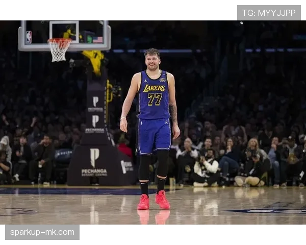 东契奇赛后换了三套衣服，感觉他连下班都像走红毯一样讲究